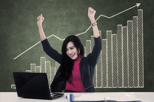 Winning businesswoman with laptop — Stock fotografie