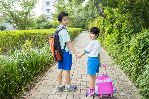 Two siblings going to school together — Zdjęcie stockowe