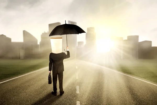 Worker with a carton head on the road — Stock Photo, Image