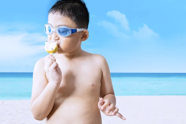 Attractive little kid enjoying ice cream — Stok fotoğraf