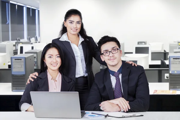 Business team con abito formale sorridente in ufficio — Foto Stock