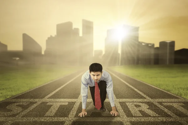 Empresário na linha de partida e pronto para correr — Fotografia de Stock