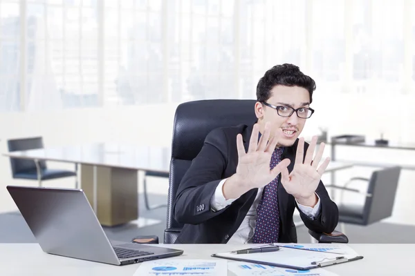 Businessman with scared expression in the office — Φωτογραφία Αρχείου