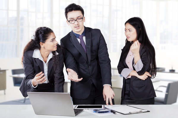 Businesspeople debating in a discussion