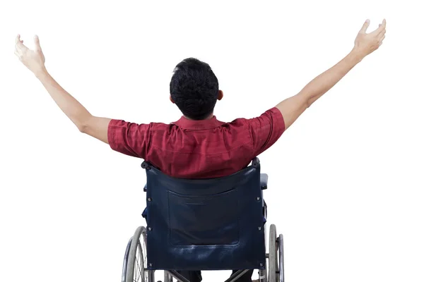 Людина з інвалідністю насолоджується свободою на інвалідному візку — стокове фото
