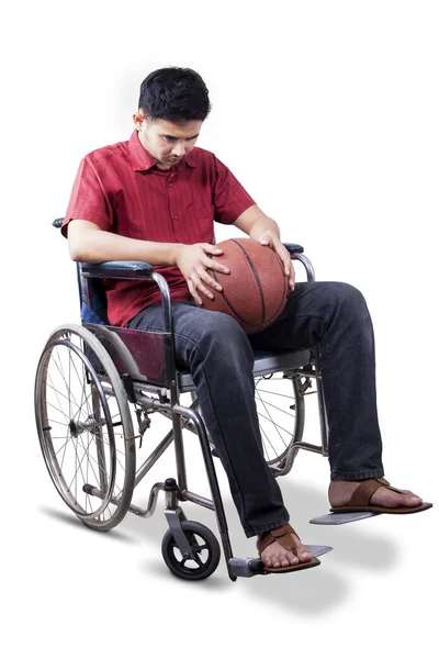 Hombre discapacitado sostiene baloncesto en silla de ruedas — Foto de Stock