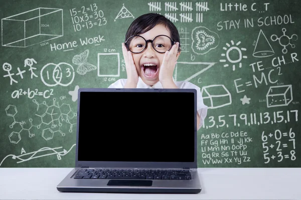 Leerer Laptop-Bildschirm und wenig Schüler im Unterricht — Stockfoto