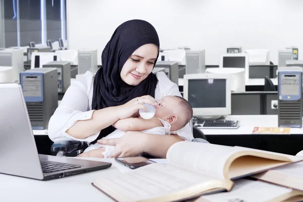 Ibu bahagia bekerja saat menyusui bayi — Stok Foto
