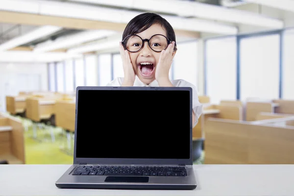 Preciosa chica con portátil gritando en la clase — Foto de Stock