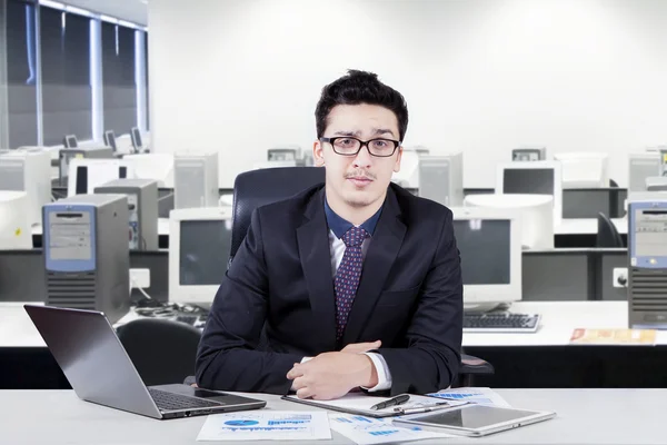 Gerente masculino com terno formal no local de trabalho — Fotografia de Stock