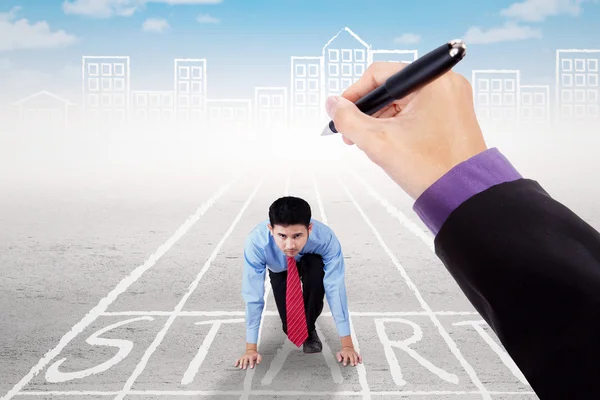 Man with hand draws start line — Stock Photo, Image