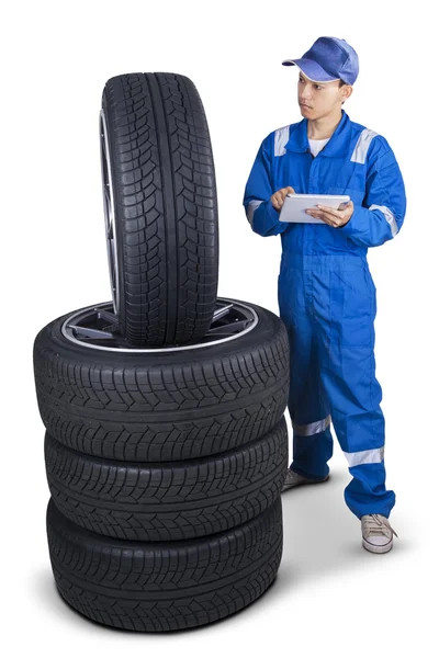 Mechanic checking tires with a tablet — Φωτογραφία Αρχείου