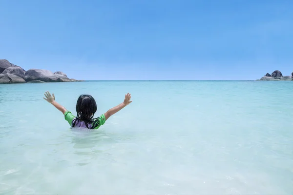 Грайлива маленька дівчинка на самоті на пляжі — стокове фото