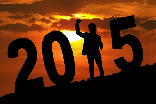 Silhouette di uomo eccitato formando il numero 2015 — Foto Stock