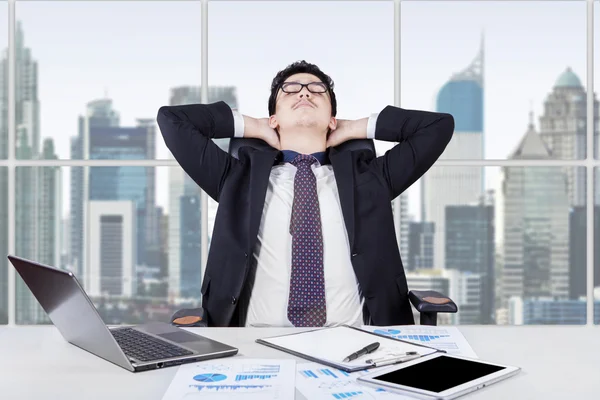 Erfolgreicher Mann entspannt im Büro — Stockfoto