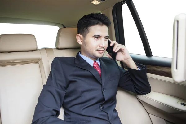 Jeune homme d'affaires parlant au téléphone — Photo