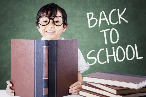Child back to school and read books on desk — Stock Photo, Image