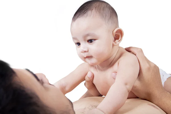 Curieux bébé regarde son père — Photo