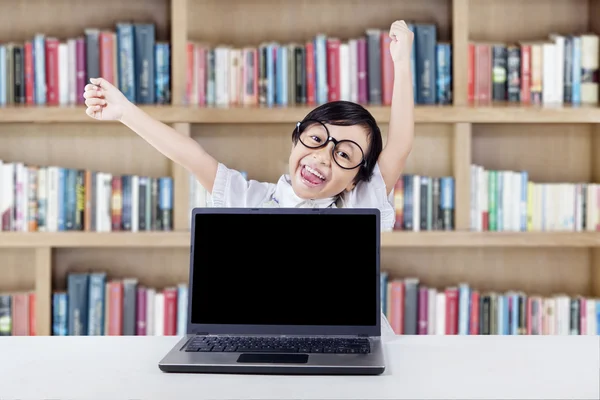 Aufgeregtes Kind feiert seinen Erfolg in der Bibliothek — Stockfoto