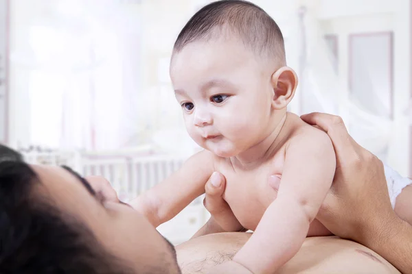 Eye contact baby with dad in bedroom — 图库照片