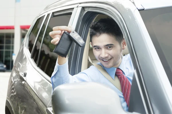 Bel homme montrant nouvelle clé de voiture — Photo