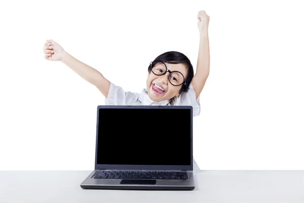 Glücklicher Student mit Laptop und erhobenen Händen — Stockfoto