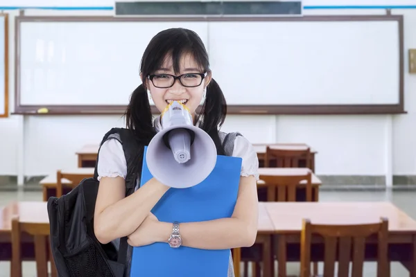 Lycéen avec mégaphone en classe — Photo