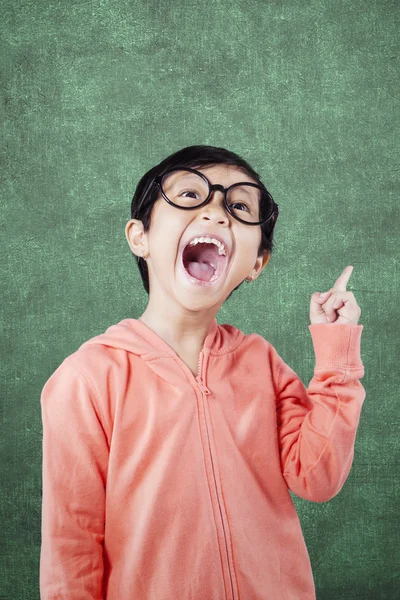 Chica alegre con gafas en clase se hace una idea — Foto de Stock