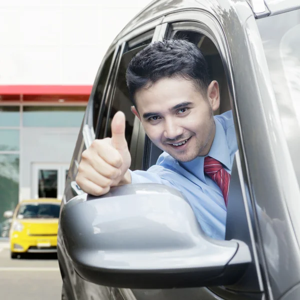New car owner shows thumb up — Stockfoto