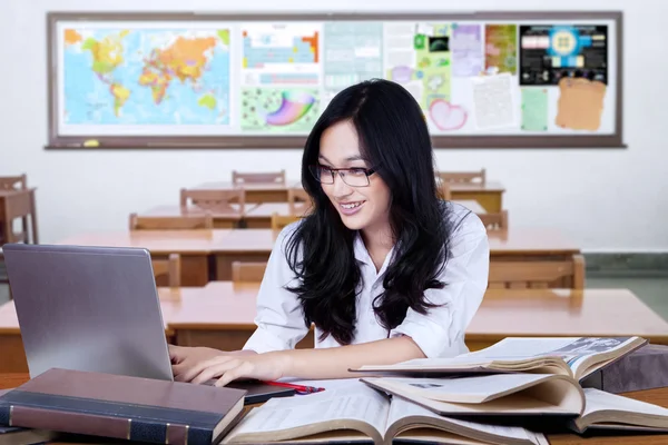 Studente grazioso che usa il computer portatile per studiare in classe — Foto Stock