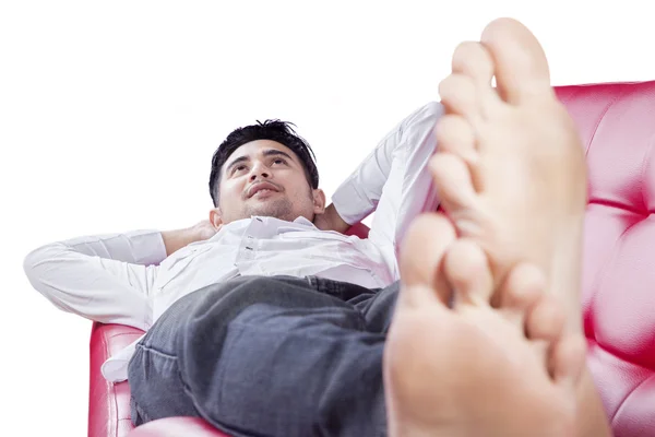 Homem pensativo relaxando no sofá — Fotografia de Stock