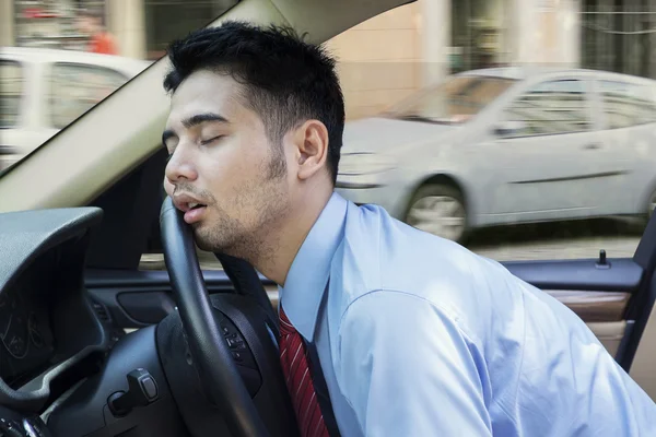 Trött ung man sover inne i bilen — Stockfoto