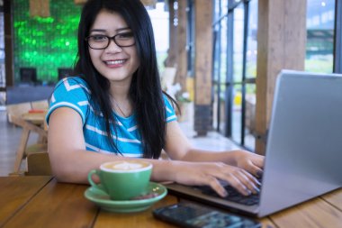 laptop ile café'de çalışan güzel kadın