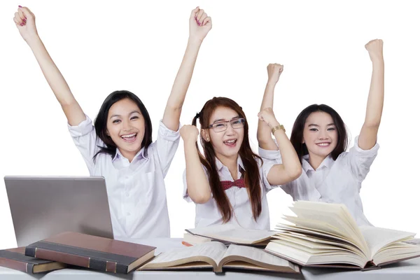 Atractivos estudiantes adolescentes que expresan éxito — Foto de Stock