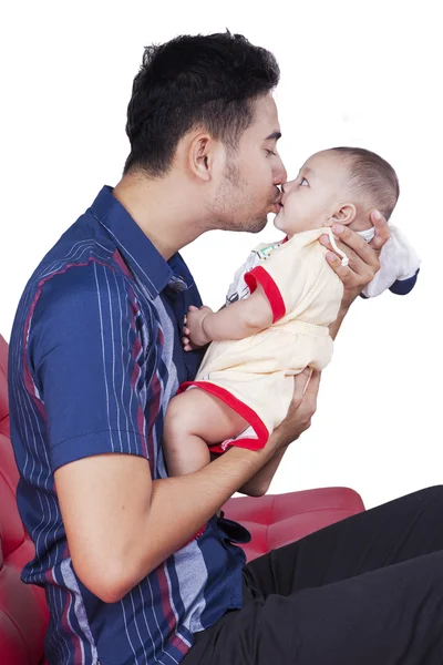 Adorable bébé embrassé par son père — Photo