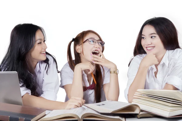 Groep van mooie student lachen terwijl het bestuderen van — Stockfoto