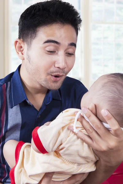 Papà gioca con suo figlio a casa — Foto Stock