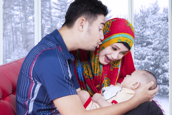 Suami dan istri bermain dengan bayi di sofa — Stok Foto