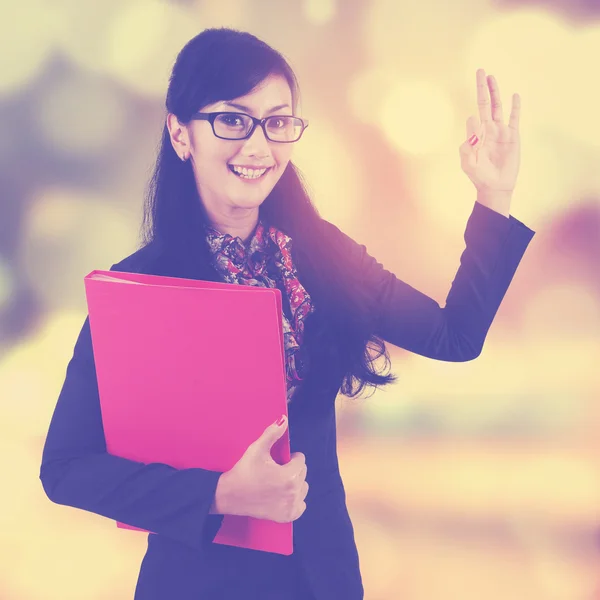 Female worker shows okay sign — Stock fotografie