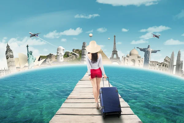 Girl walk on the jetty to tour the worldwide monument — Stockfoto