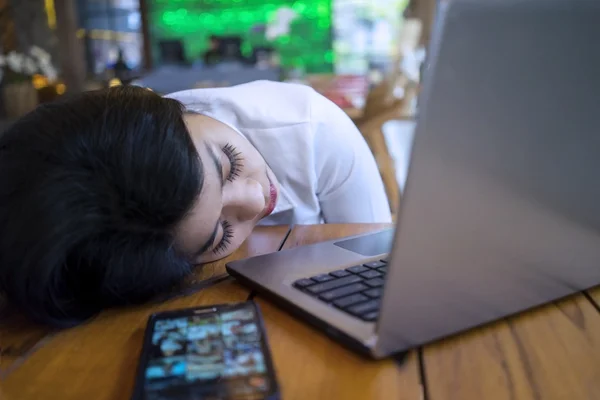 Уставшая деловая женщина спит в кафе — стоковое фото