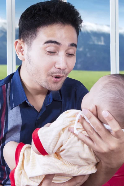 Happy young father holding baby at home — ストック写真