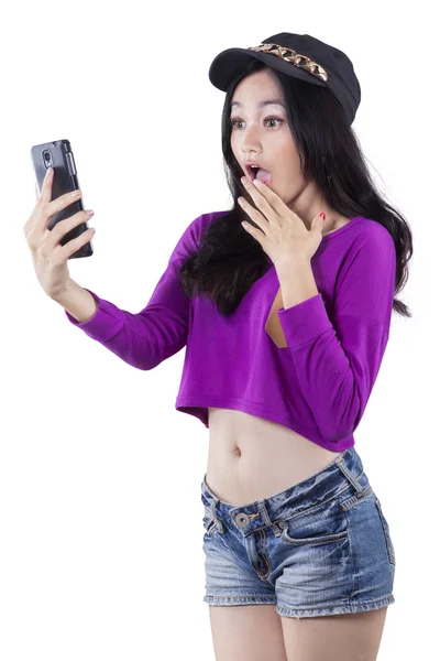 Shocked teenage girl read news on cellphone — Stock fotografie