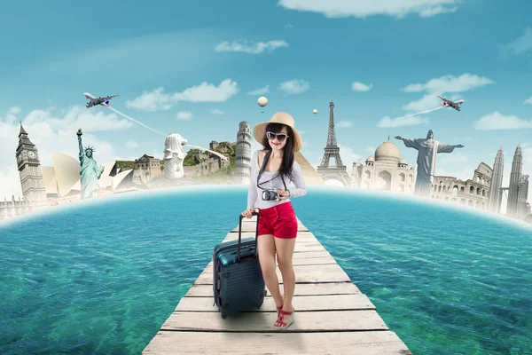 Modern tourist travelling to the world monument — Stock Photo, Image