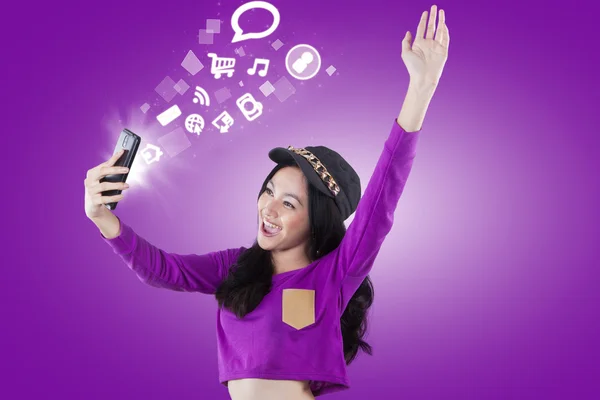 Chica excitada accediendo a internet con smartphone —  Fotos de Stock