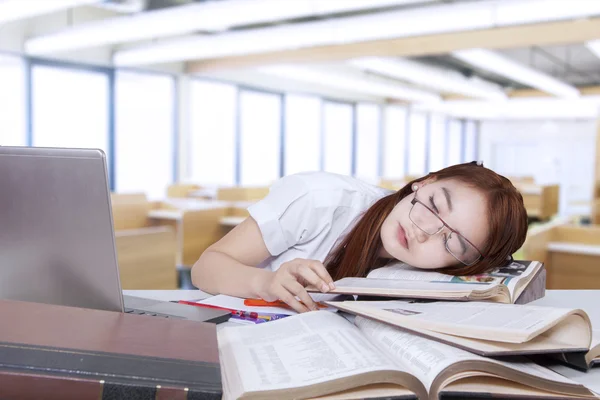 Schüler schläft im Unterricht und lehnt sich an Buch an — Stockfoto