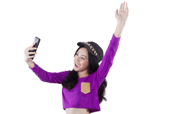 Cheerful teenage girl holds cellphone — Stock Photo, Image