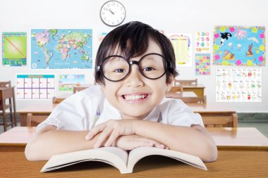 Sınıfta gülümseyen sevimli yüz çocuk