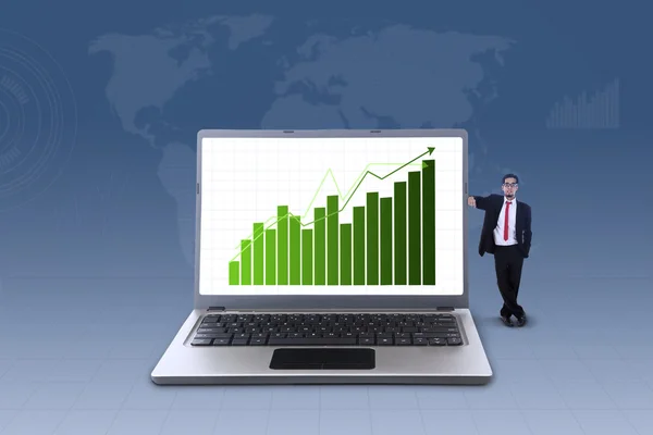 Empresário e gráfico de barras de lucro no laptop — Fotografia de Stock