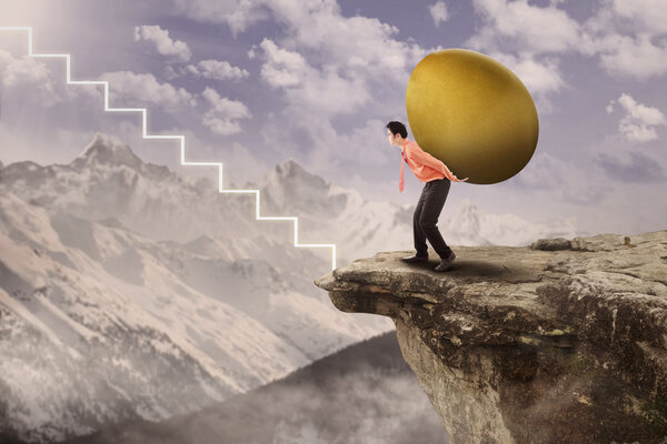 Бизнесмен несет большую идею на вершину

